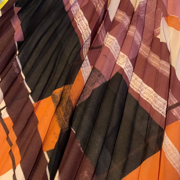 PATTERENED DR2 PLEATED SKIRT - Picture 5 of 5